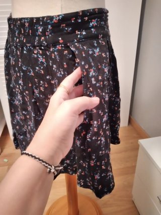 Falda corta estampada floral M