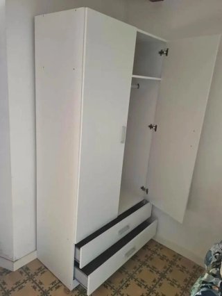 Armario de madera con cajones