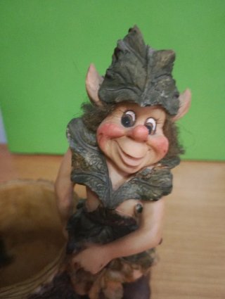 Figura duende portalápices tronco setas