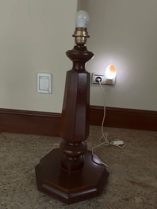 Lámpara de pie de madera oscura