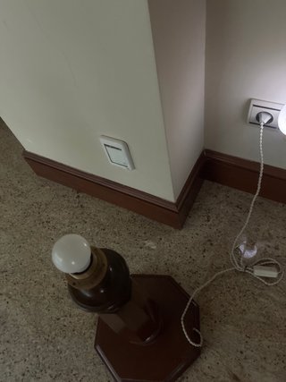 Lámpara de pie de madera oscura