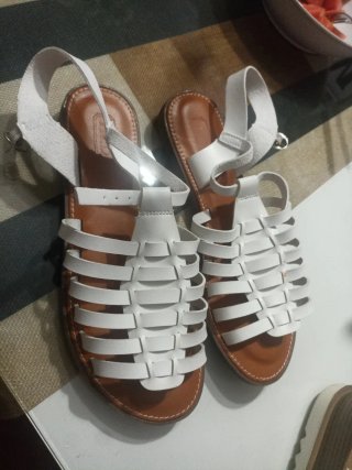 Sandalias de verano blancas y marrones