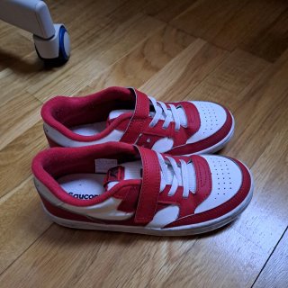 Deportivas niño rojas y blancas. TALLA 34