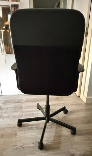 Silla de oficina negra
