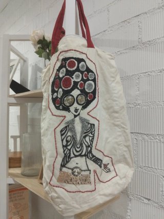 Bolso de mano con diseño de mujer