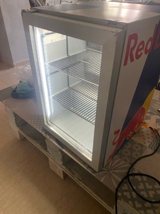 Nevera Red Bull sin usar, pero con algún arañazo