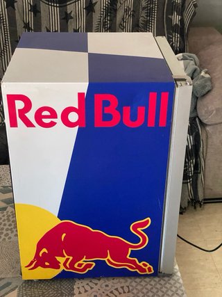 Nevera Red Bull sin usar, pero con algún arañazo