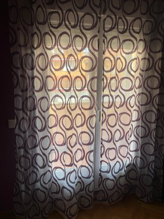 Cortinas moradas y blancas con estampado