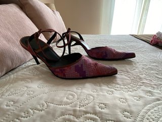 Tacones finos rosa y morado