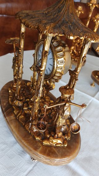 Reloj Pagoda Oriental y Candelabros