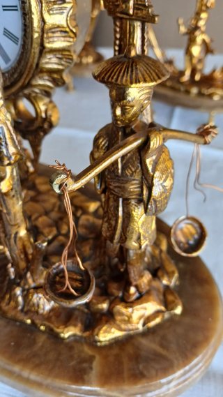 Reloj Pagoda Oriental y Candelabros