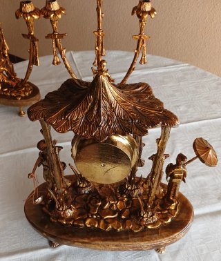 Reloj Pagoda Oriental y Candelabros