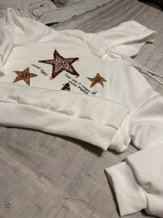 Sudadera con capucha y estrellas