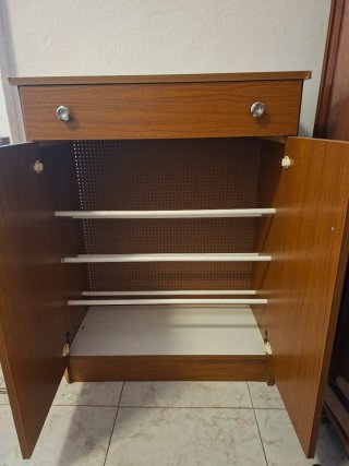Zapatero de madera con cajón y puertas