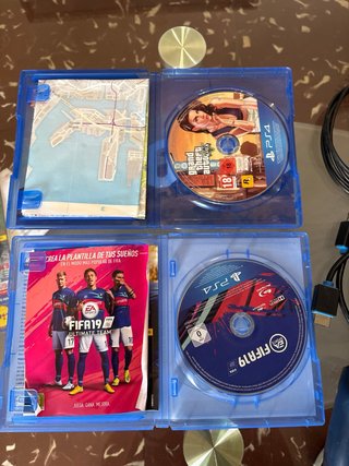 PS4 Slim Negra + 2 Juegos + Mando Azul