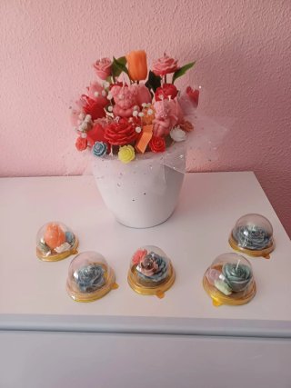 Velas decorativas de pareja y flores