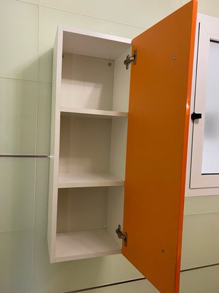 Mueble de baño moderno naranja y blanco