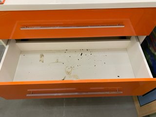 Mueble de baño moderno naranja y blanco