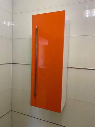 Mueble de baño moderno naranja y blanco