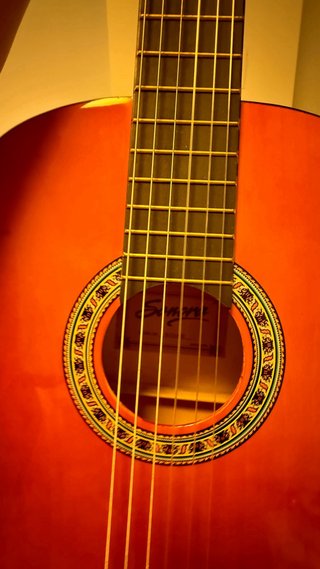 Guitarra Clásica + afinador + Libro + pua y bolsa