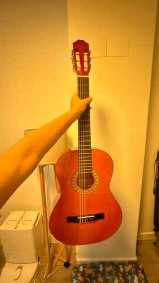 Guitarra Clásica + afinador + Libro + pua y bolsa