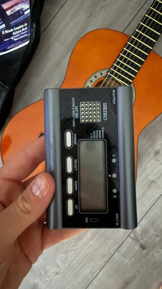 Guitarra Clásica + afinador + Libro + pua y bolsa