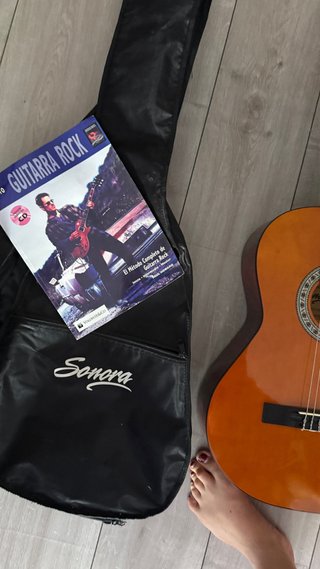 Guitarra Clásica + afinador + Libro + pua y bolsa