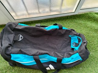 Bolsa deportiva Adidas negra y turquesa