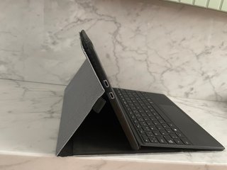 Microsoft Surface Pro 9 i5 256GB + Teclado y Ratón