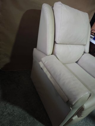 Sillón reclinable de piel beige