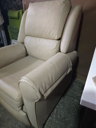 Sillón reclinable de piel beige