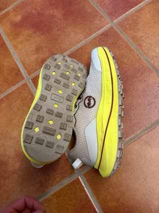 Zapatillas Trail Running Beige y Amarillo