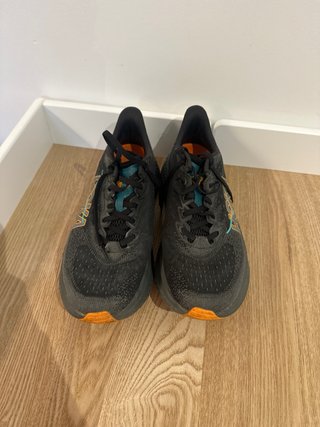 Zapatillas running Hoka MATCH6 negras y naranjas