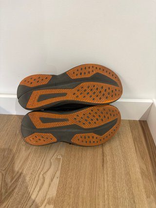 Zapatillas running Hoka MATCH6 negras y naranjas