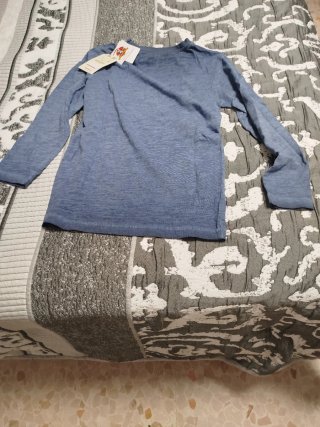 Camiseta negra manga larga niño con etiquetas