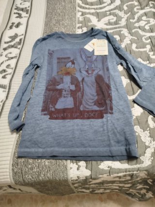 Camiseta negra manga larga niño con etiquetas