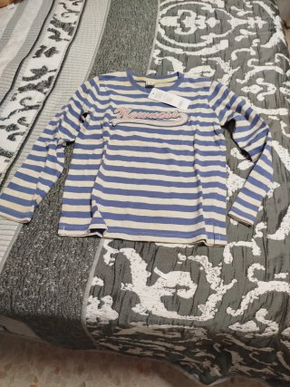 Camiseta negra manga larga niño con etiquetas
