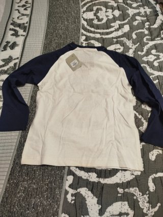 Camiseta negra manga larga niño con etiquetas