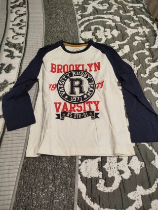 Camiseta negra manga larga niño con etiquetas