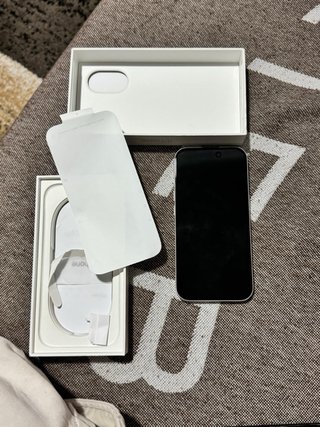 iPhone 16 blanco/ plateado