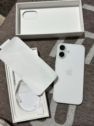 iPhone 16 blanco/ plateado