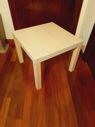 Mesa auxiliar Ikea madera beige.