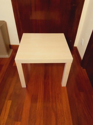 Mesa auxiliar Ikea madera beige.
