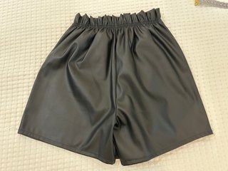 Falda pantalón de piel sintética Talla 14, nueva