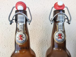 Lotto di 2 Vecchie Bottiglie di Birra Löwenbräu Zürich