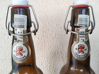Lotto di 2 Vecchie Bottiglie di Birra Löwenbräu Zürich