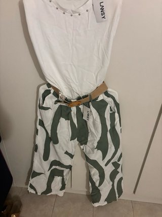 Conjunto casual blanco con tachuelas.
