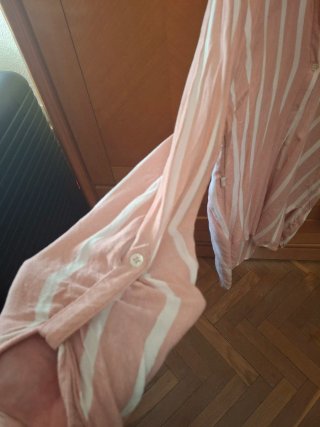 Camisa de rayas rosa y blanca