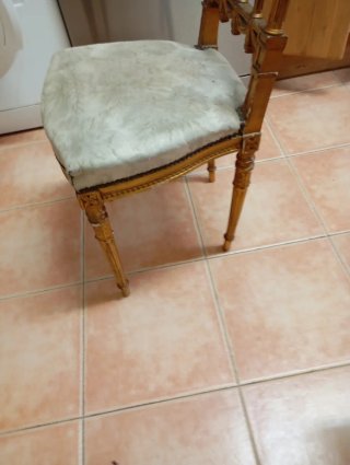 Silla antigua dorada con tapizado beige