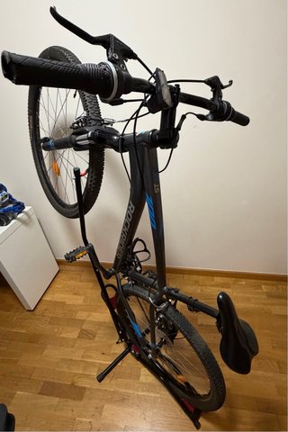 Bicicleta Rockrider ST 100 CFG 27.5 con pie 90º